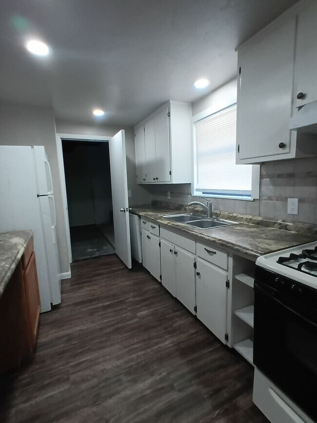 Building Photo - Cute Remodel - Midwest City Schools!