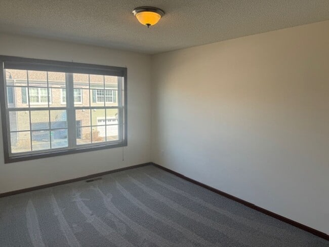 Building Photo - Spacious 3Br/2.5Ba TH w/2 CG in Maple Grove!