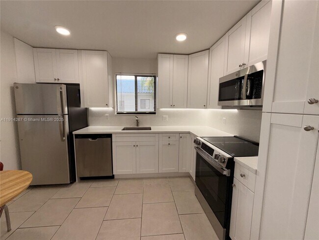 Building Photo - 16521 Blatt Blvd