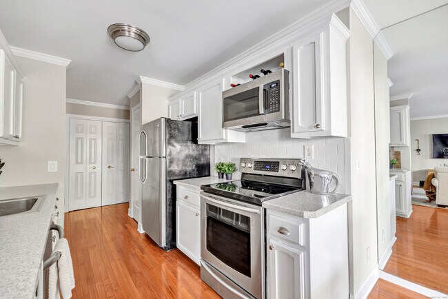 Building Photo - 170 Forest St