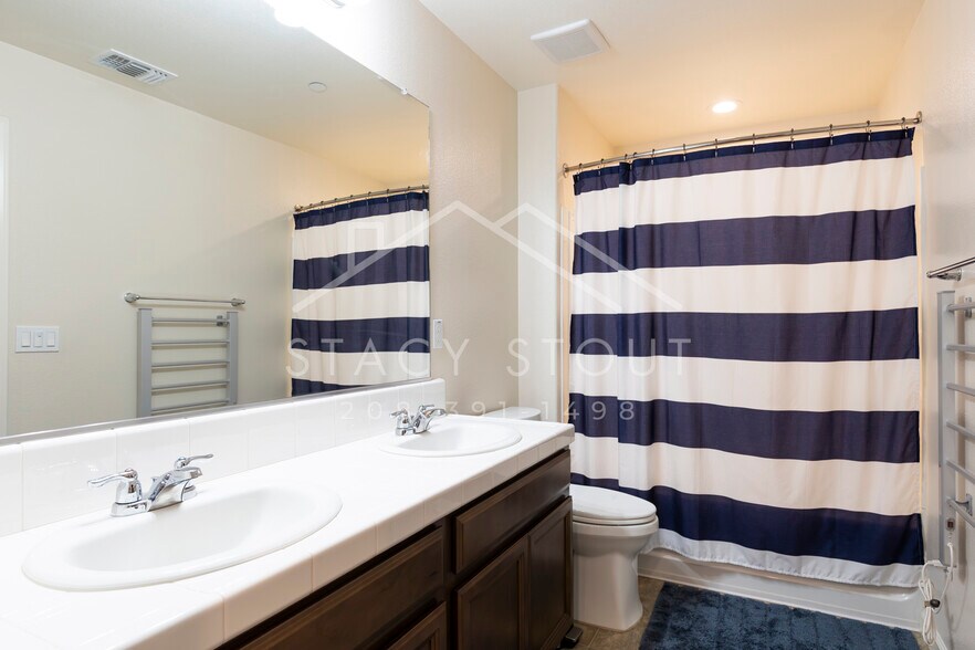 Building Photo - 1385 Deerwood St