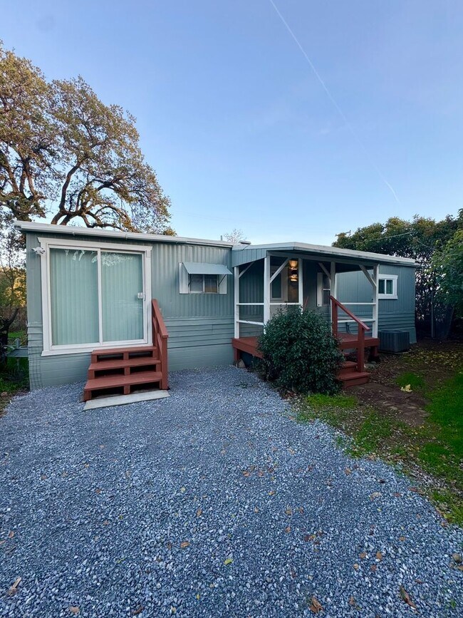 Building Photo - Tranquil Horizons: Just a Short Drive to Town