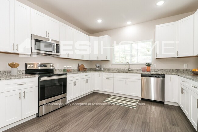 Building Photo - 3200 Chippewa Trail