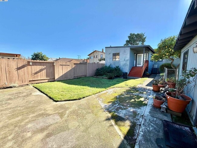 Building Photo - 252 Stoakes Ave