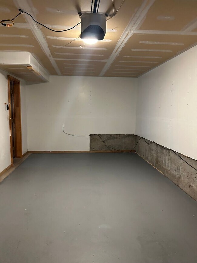 Building Photo - 2 Bedroom 2 Bathroom Townhome In Village S...