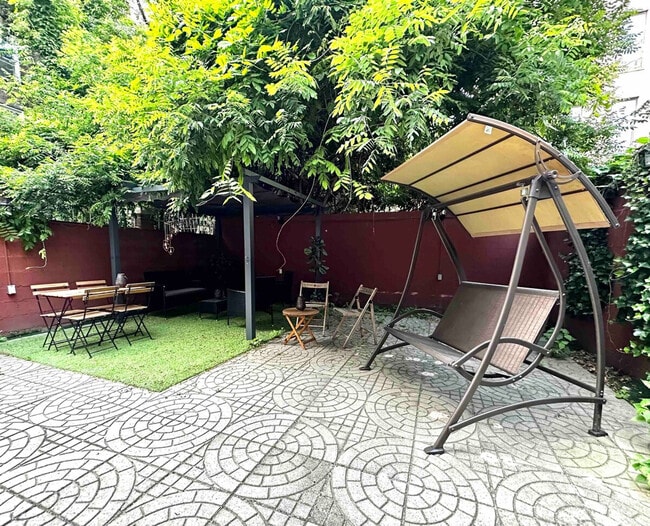 Building Photo - 301 E 104th St