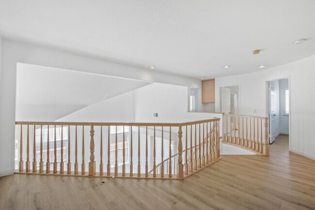 Building Photo - Gorgeous Costa Mesa Home in Gated Community!