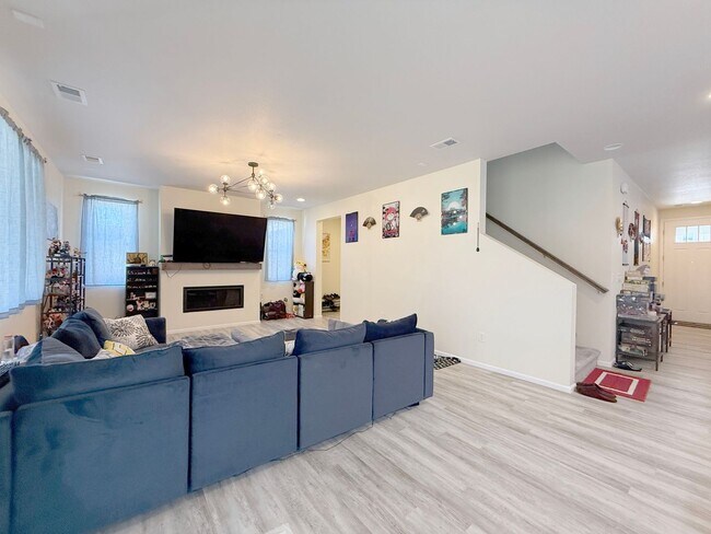 Building Photo - Gorgeous 4-Bedroom Home in Desirable Creek...