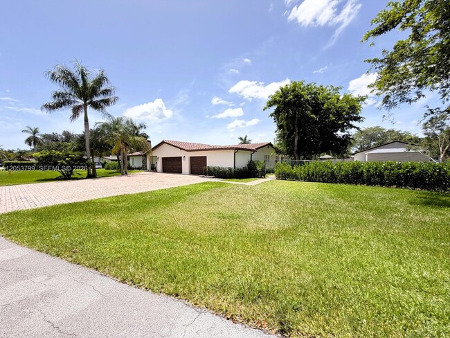 Building Photo - 10950 SW 40 Ct