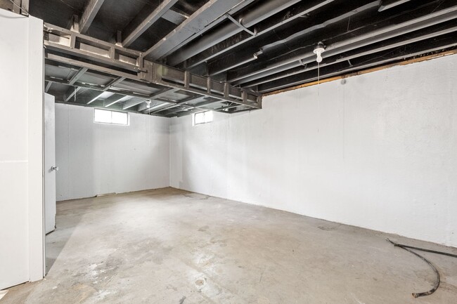 Building Photo - Section 8 Friendly | 3 bed 1 Bath on the W...