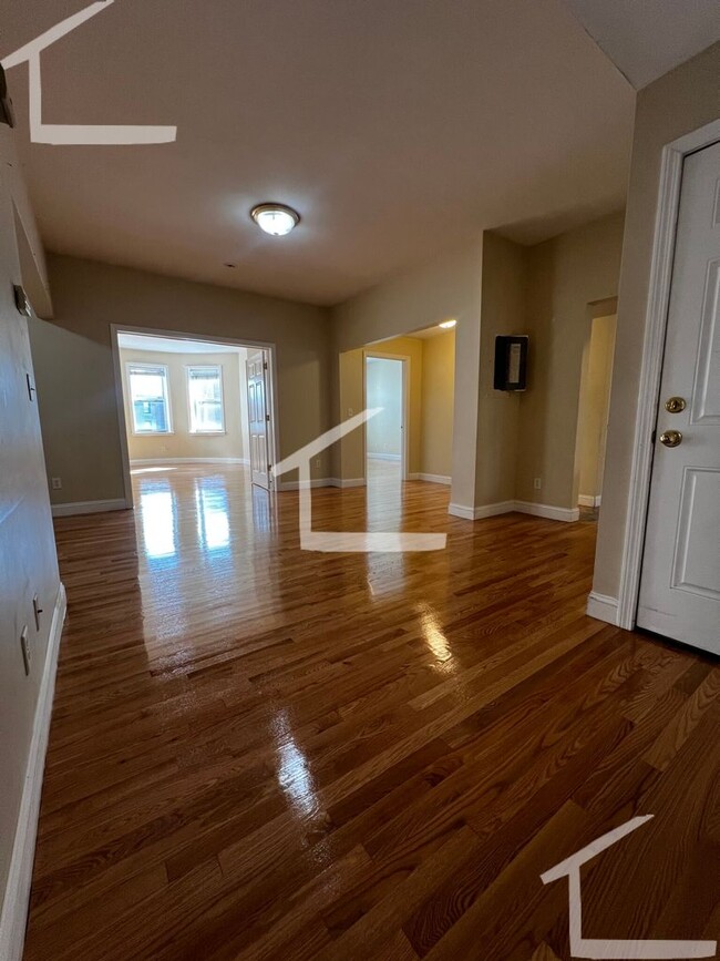 Building Photo - 9/1/25 Amazing South Campus 4BR/2BA w/balc...