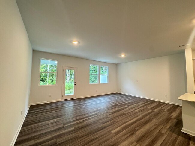 Building Photo - STUNNING BRAND-NEW TOWNHOUSE in a very con...