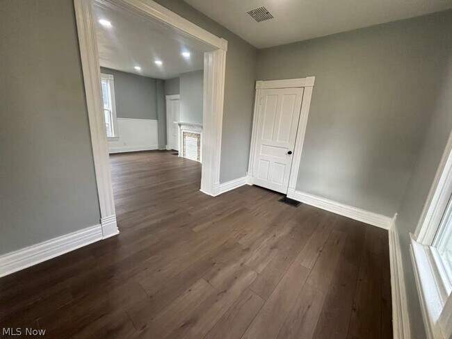 Building Photo - 237 N Lincoln St