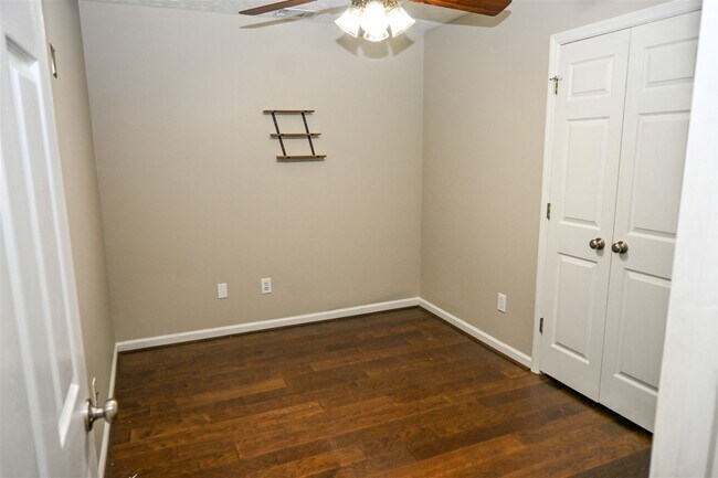 Building Photo - 332 W Pine Dr