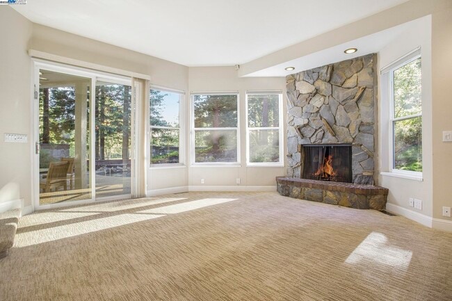 Building Photo - 3 Blackhawk Club Ct
