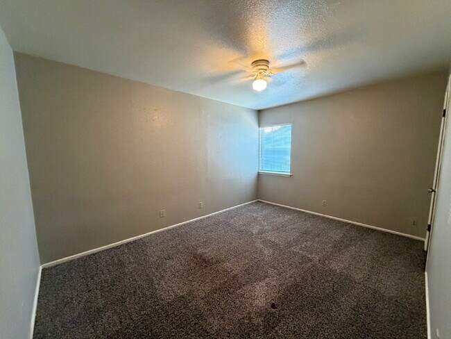Building Photo - Duplex Located In Central Lubbock Minutes From Tech Campus!