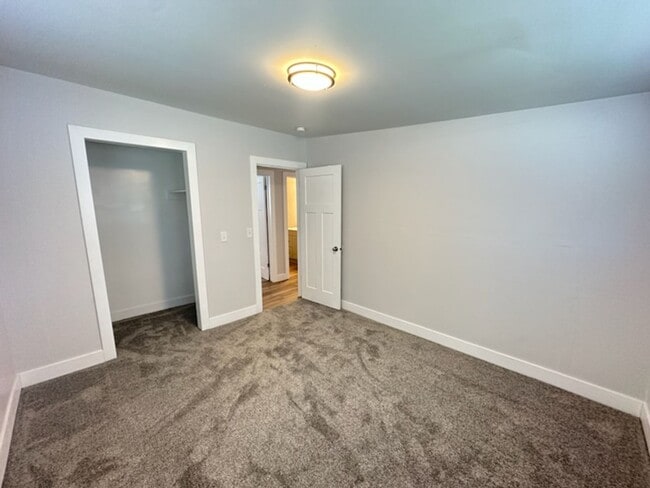 Building Photo - Beautiful 6 bedroom 2 bathroom home is a m...