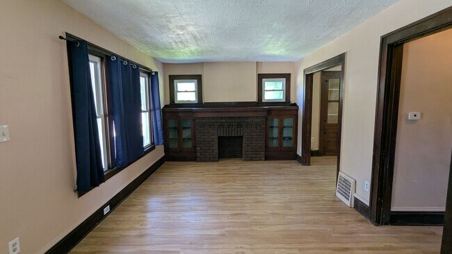 Building Photo - Spacious 4-bedroom, 1.5-bath home in Akron