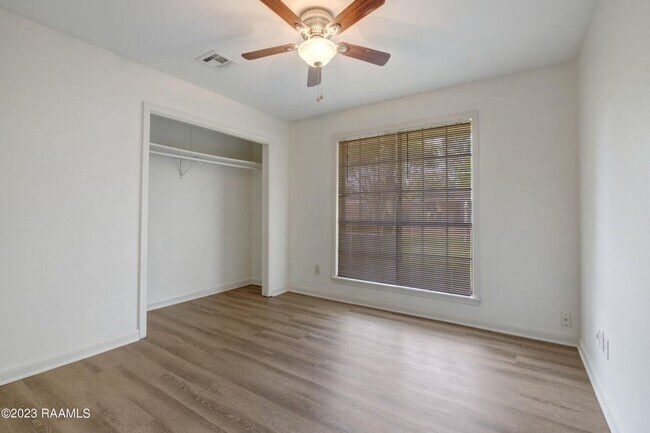 Building Photo - 3 bed, 2 bath brick-on-slab on Johnston Street