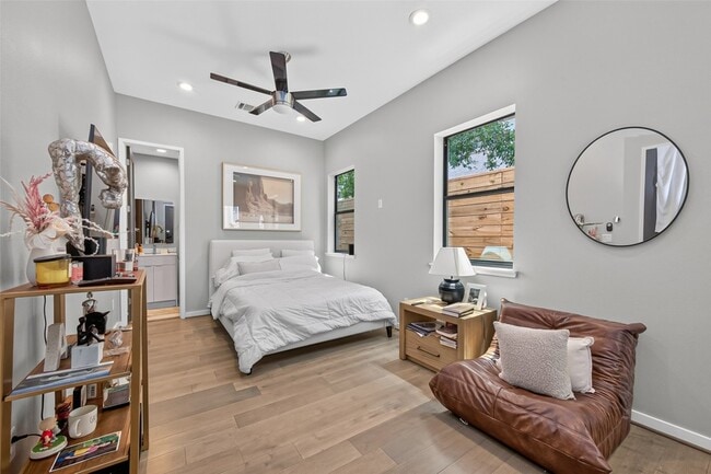 Building Photo - 607 Memorial Heights Dr