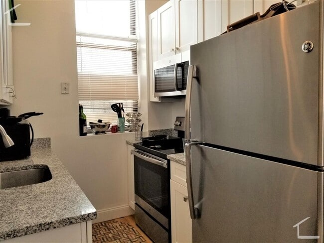 Building Photo - No Brokers Fee, Large Unit, Heat, Hot Water Included, Laundry on a Site