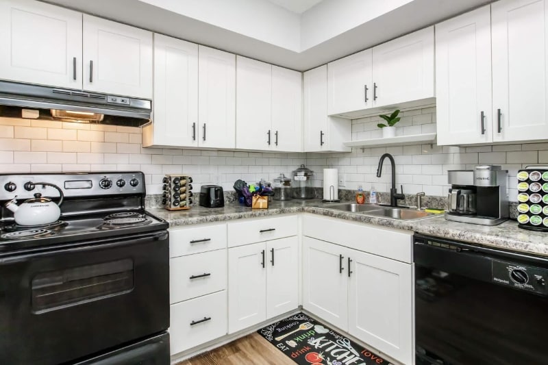 Building Photo - 600 Whispering Hills Dr