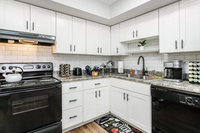 Building Photo - 600 Whispering Hills Dr