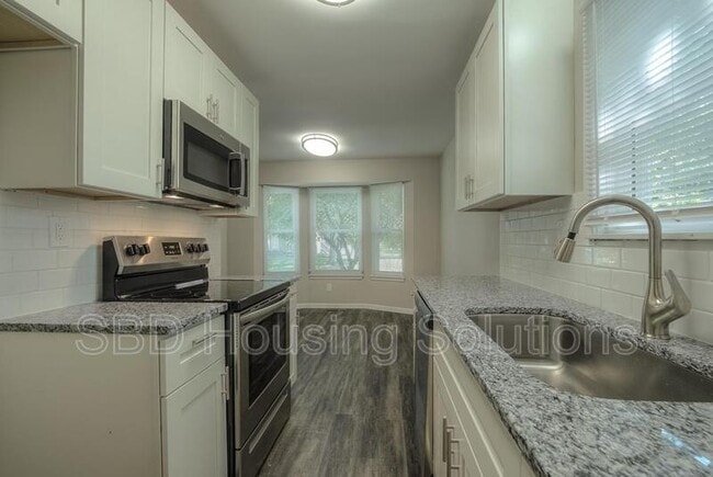 Building Photo - 613 NE 114th Terrace