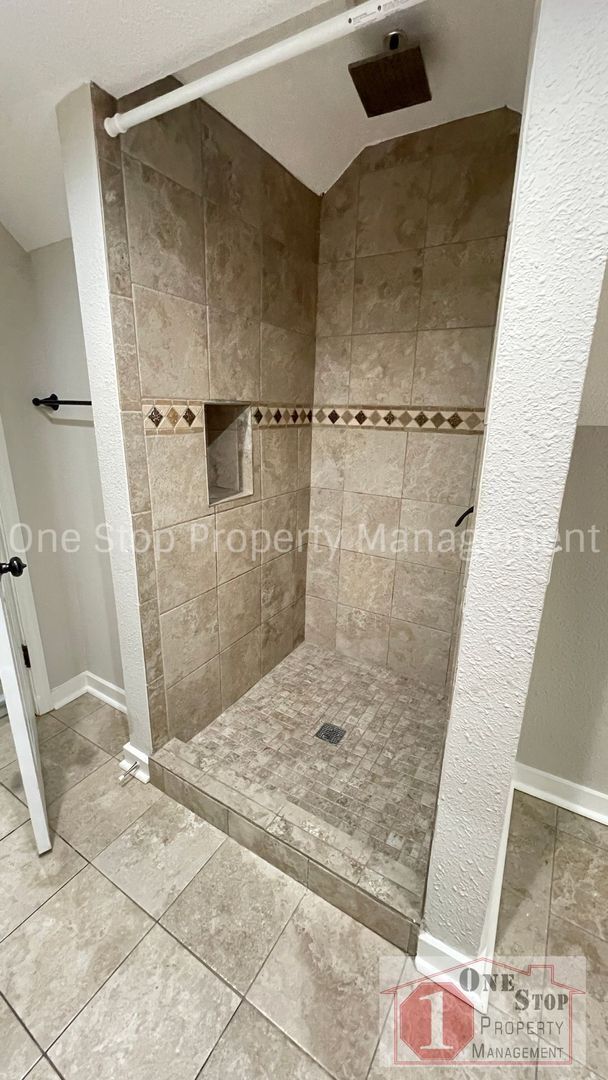 Building Photo - 3-Bedroom, 2-Bathroom home in Kansas City!