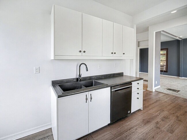 Building Photo - 6801 Lexington Ave