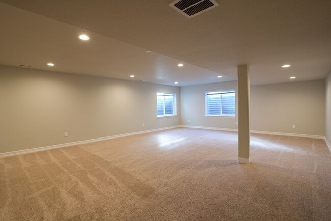 Building Photo - 5 Bed 3 Bath 3 Car Garage Rancher!!!