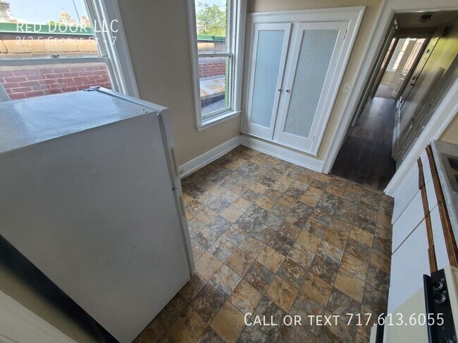 Building Photo - 242 S George St