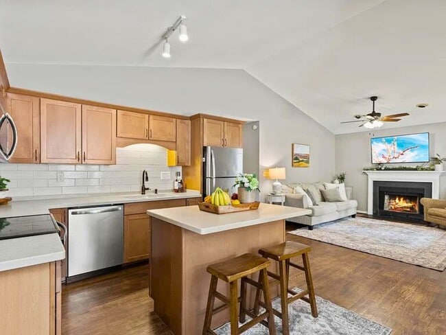 Building Photo - 1032 Summit Dr