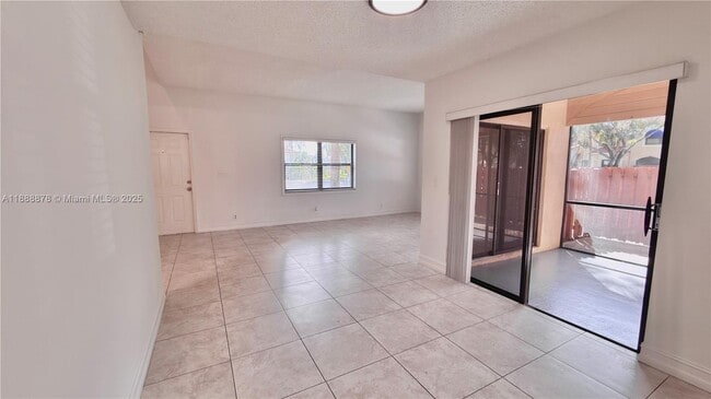 Building Photo - 501 Racquet Club Rd
