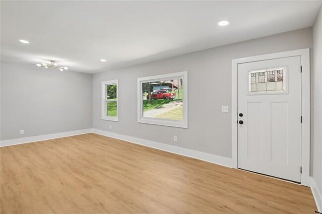 Building Photo - 2909 Diana Dr SW