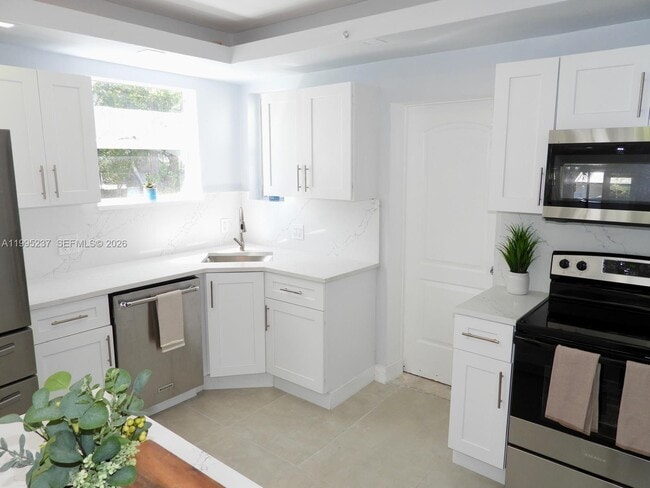 Building Photo - 715 Hollywood Blvd