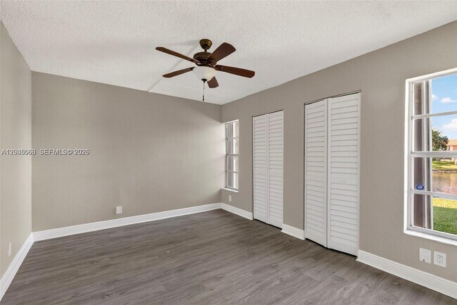 Building Photo - 908 Twin Lakes Dr