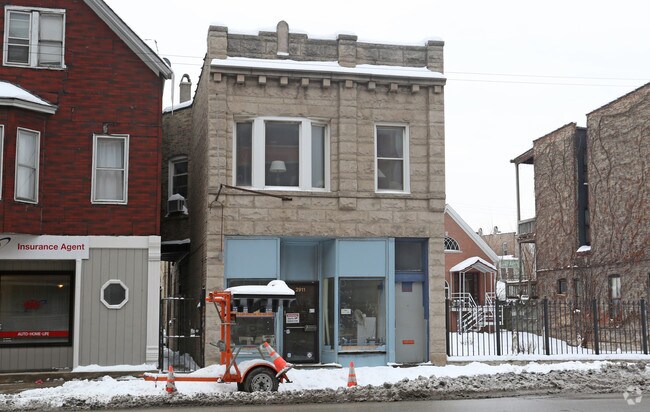 Building Photo - 2911 W Belmont Ave