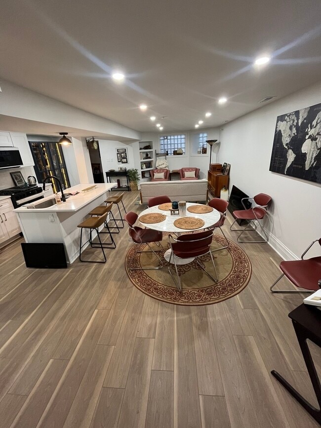 Building Photo - 6617 S Minerva Ave