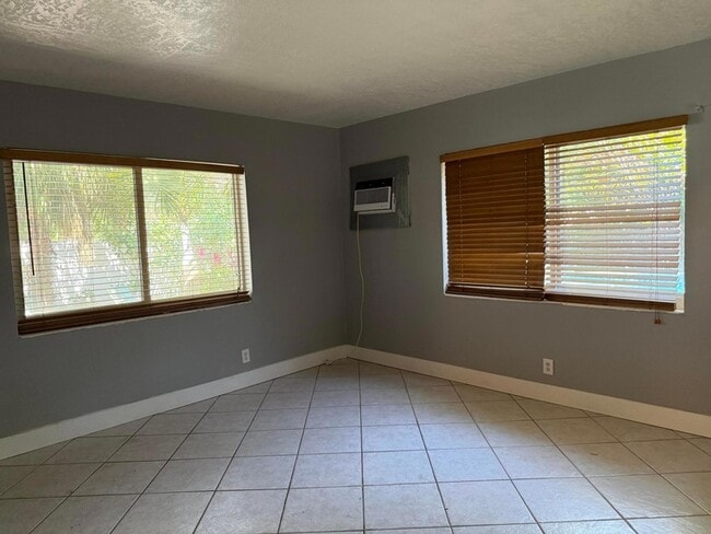 Building Photo - 1332 NW 5th Ave