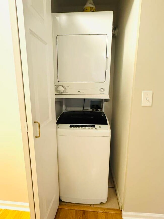 Building Photo - 345 N La Salle Dr