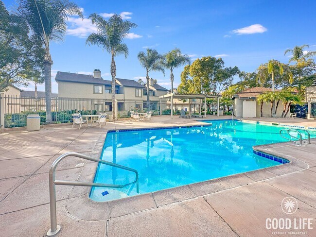 Building Photo - Spacious 2 BD- 2 BA Condo w/ Large Private Balcony, AC, and In-Unit W/D!