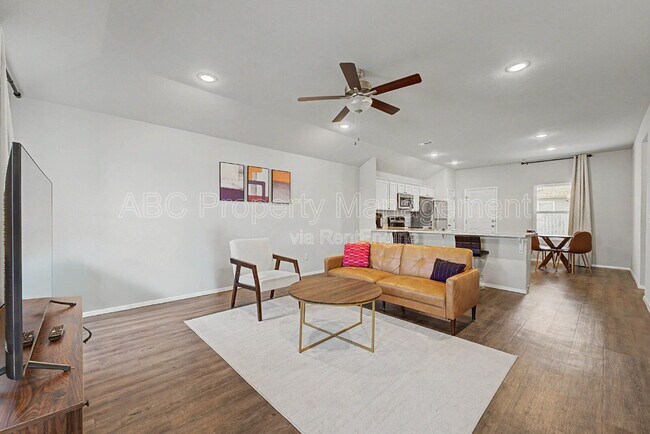 Building Photo - 946 E Sparrow Cir