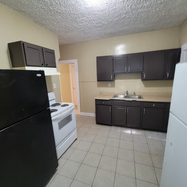 Building Photo - Spacious 4 bedroom