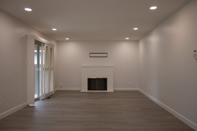 Building Photo - 3 BD 2 BA in Tahoe Park