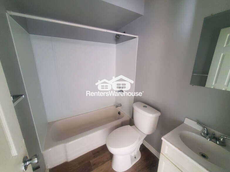 Building Photo - 1418 W Mitchell St