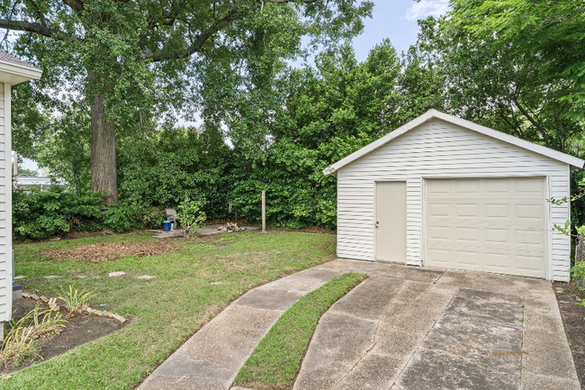Building Photo - 555 Honore Dr