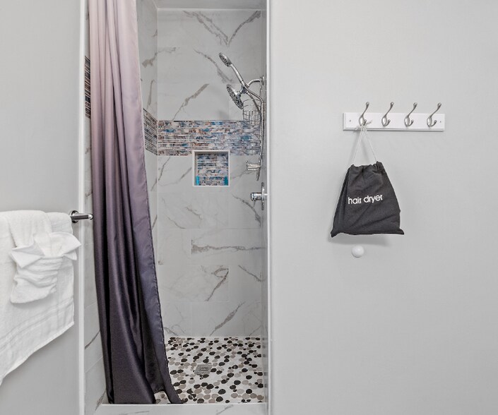 Building Photo - 1401 W 40th St