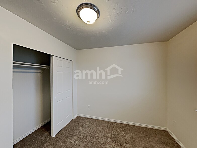 Building Photo - 2558 75 E
