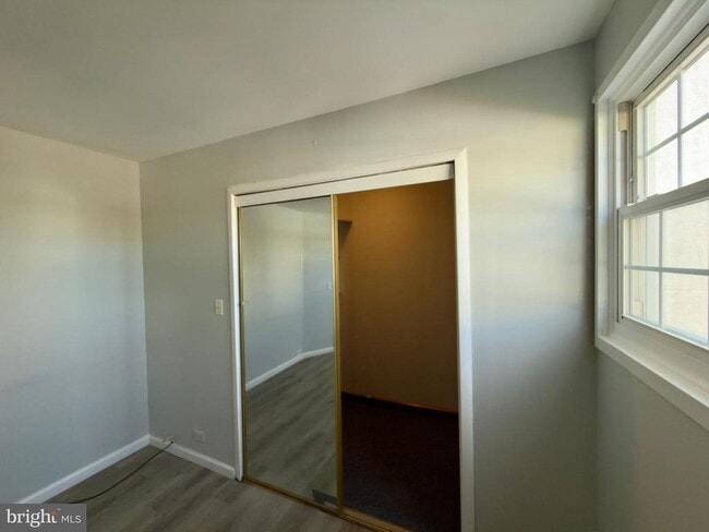 Building Photo - 422 W 6th Ave